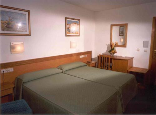 Hotel San Vicente Castrofeito Room photo
